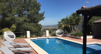 Superb, quiet property with private swimming pool (no neighbors) + various games