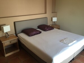 5 bedrooms, iron/ironing board, free WiFi, bed sheets