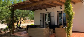 Superb, quiet property with private swimming pool (no neighbors) + various games