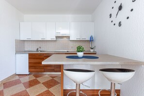 Geladeira, micro-ondas, cooktop, lava-louças