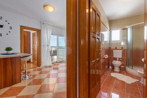 Shower, hair dryer, bidet, towels