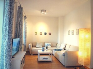Fernseher, DVD-Player, Bücher, Videothek