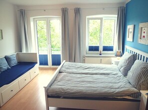 2 bedrooms, iron/ironing board, free WiFi, bed sheets - Large, beautifully designed + only 300m from the beach - apartment runner in Kühlungsborn (Kühlungsborn)