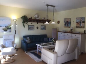 Smart TV, DVD player, books, video library - Comfortable apartment for four people. Smart TV and WLAN included. (Ostseebad Boltenhagen)