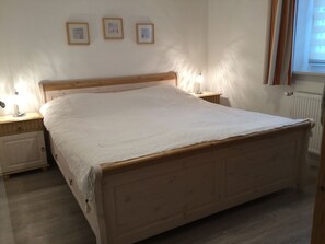 2 Schlafzimmer, Schreibtisch, Bügeleisen/Bügelbrett, Reisekinderbett