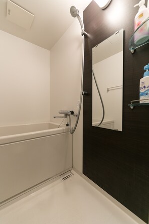 Ferienhaus, 3 Schlafzimmer | Badezimmer | Badewanne und Dusche (separat), Komfortbadewanne
