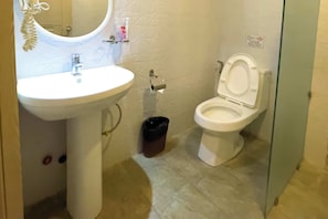Standard Queen Room | Bathroom | Shower, rainfall showerhead, free toiletries, slippers
