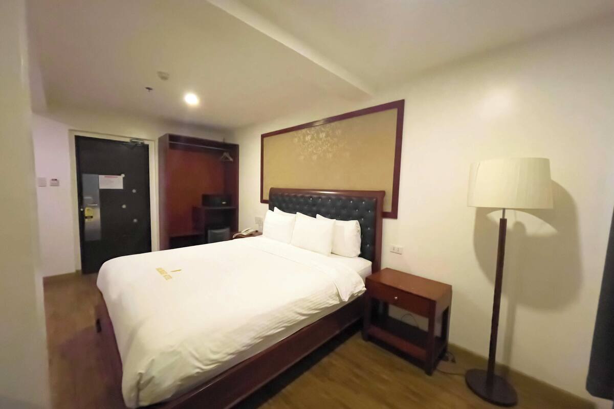 Deluxe Double Room, 1 Katil Raja (King) | Bar mini, meja, Wi-fi percuma, cadar katil 