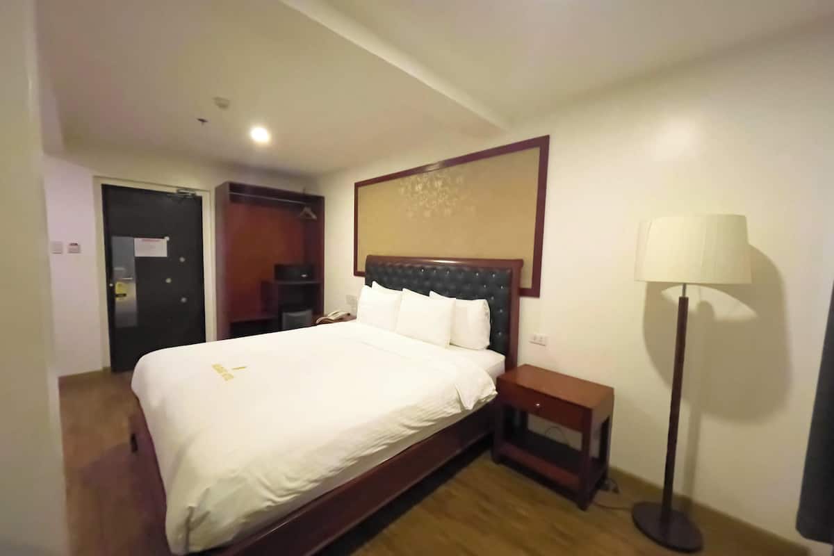 Deluxe King Room | 1 bedroom, minibar, desk, free WiFi
