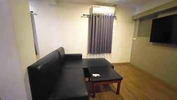 Deluxe King Room | 1 bedroom, minibar, desk, free WiFi