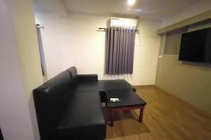 Deluxe King Room | 1 bedroom, minibar, desk, free WiFi