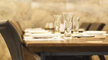 Menyajikan hidangan lokal dan internasional