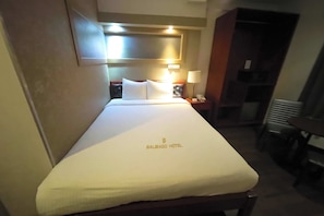 Standard Queen Room | 1 bedroom, minibar, desk, free WiFi