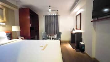 Standard Queen Room | 1 bedroom, minibar, desk, free WiFi