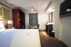 Standard Queen Room | 1 bedroom, minibar, desk, free WiFi