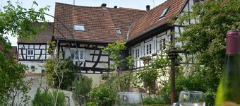 Maison à colombages idyllique avec un grand jardin et aire de jeux et verger