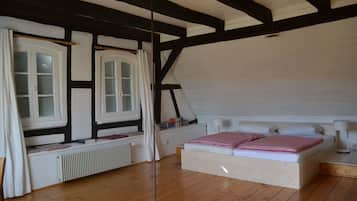 5 bedrooms, desk, free WiFi, bed sheets