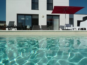 Outdoor pool, a heated pool - 4 * listed house with sea view and heated pool 5 minutes from the beaches (Clohars-Carnoët)