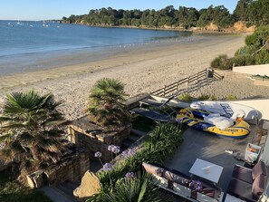 Plage à proximité, chaises longues