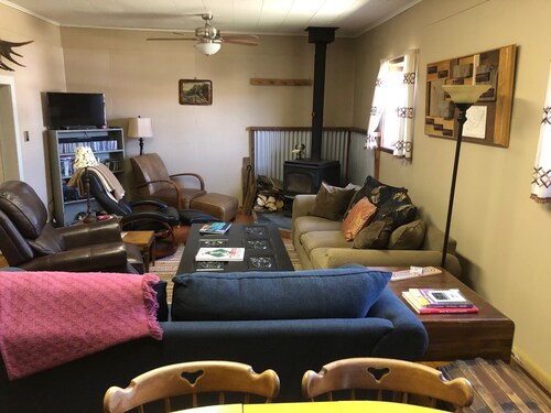 Heart Of The Big Hole!  Comfy Cabin For Your Fishing/hunting/mountain Adventures