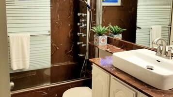 Chuveiro/banheira combinados, secador de cabelo, toalhas de banho