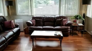 Smart TV, lareira, DVD player, mesa de pingue-pongue