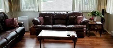 Smart TV, chimenea, reproductor de DVD y tenis de mesa