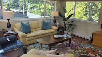Smart TV, fireplace, DVD player, table tennis