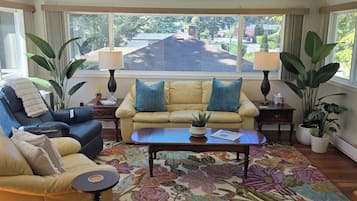 Smart TV, fireplace, DVD player, table tennis