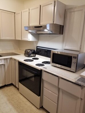 Kjøleskap, mikrobølgeovn, ovn og kokeplater