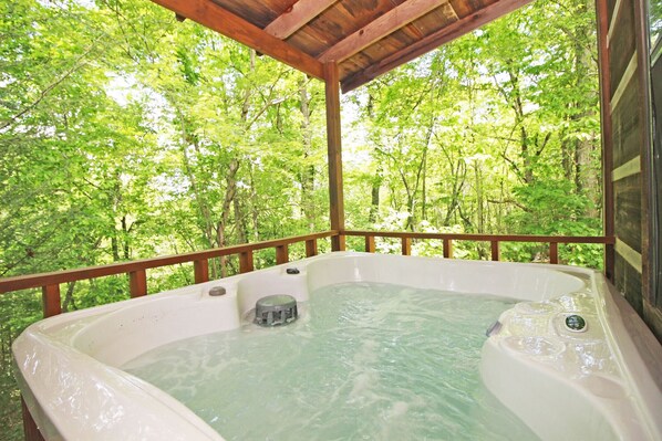 Outdoor spa tub - Perfect Mountain Cabin with HOT TUB! (Copperhill)