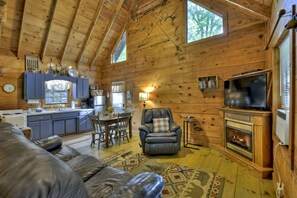 Smart TV, fireplace - Perfect Mountain Cabin with HOT TUB and Dog Friendly! (Copperhill)