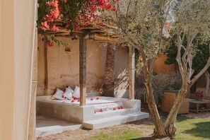 المنطقة المحيطة بالمنشأة