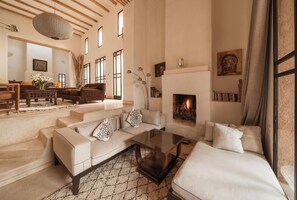 Televisión, chimenea, reproductor de DVD y libros 