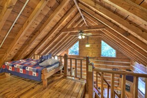 3 bedrooms, desk, free WiFi, bed sheets - Unwind in the Wilderness, but Keep the Hot Tub! (Copperhill)