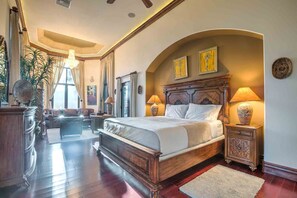 6 Schlafzimmer, Schreibtisch, Bügeleisen/Bügelbrett, Reisekinderbett