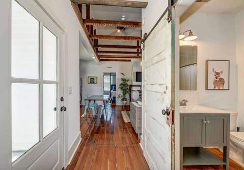 Perfect 2bd Suite w. Porch, Near King Street!