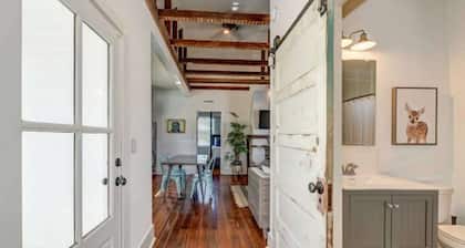 Perfect 2bd Suite w. Porch, Near King Street!