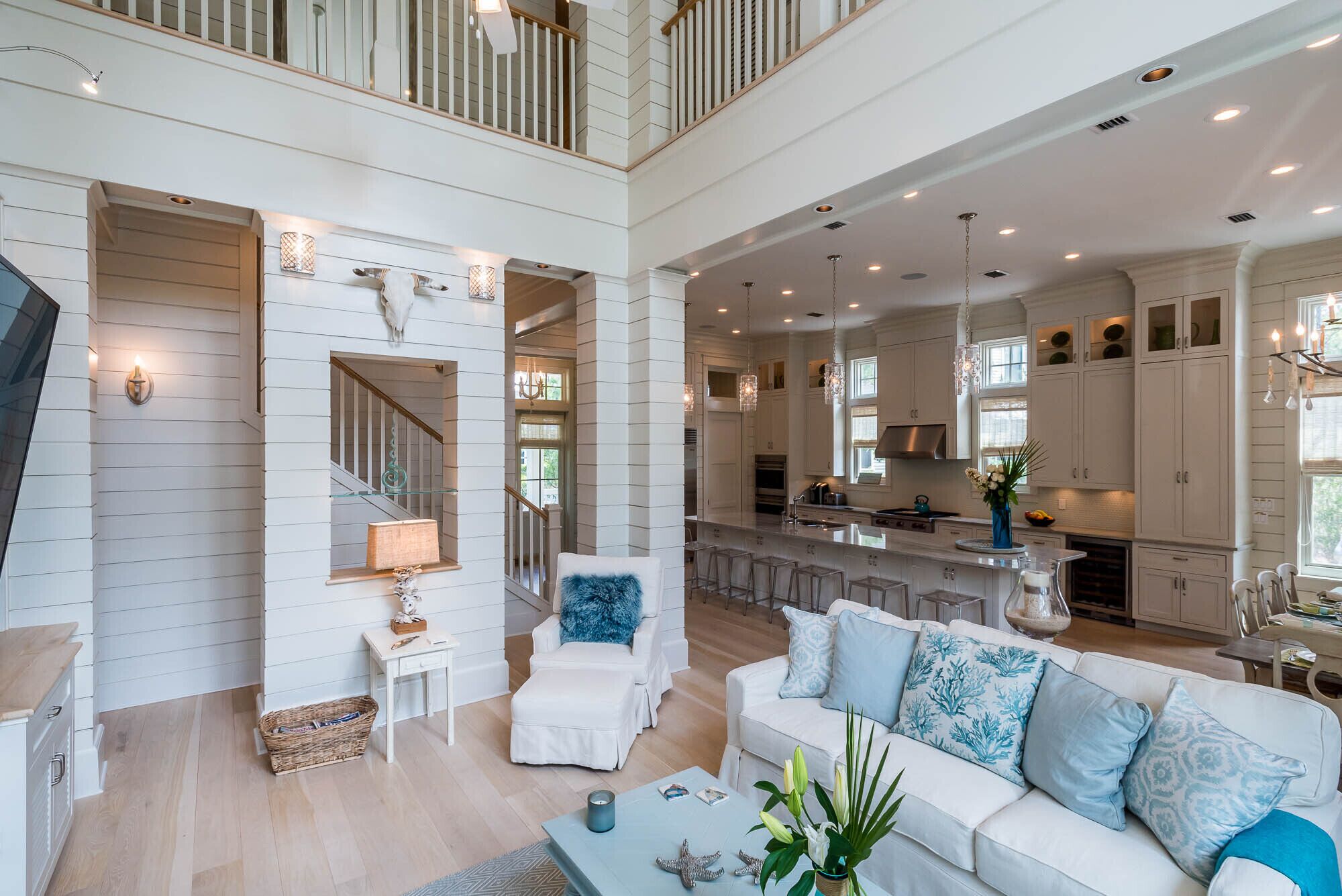 Smart-tv, een open haard, een dvd-speler en boeken