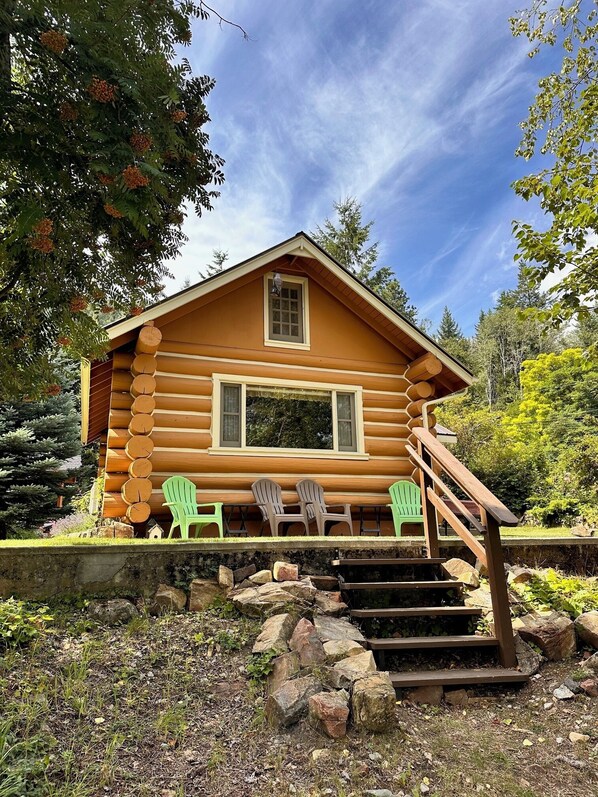 Exterior - Rustic Waterfront Log Cabin (Kaslo)