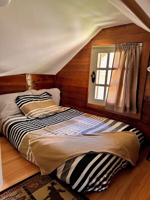 3 bedrooms, free WiFi, bed sheets - Rustic Waterfront Log Cabin (Kaslo)