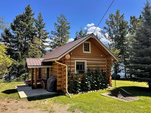 Exterior - Rustic Waterfront Log Cabin (Kaslo)