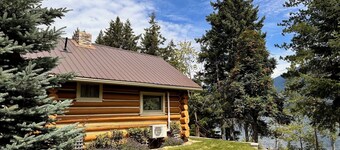 Cabane en rondins au bord de l'eau rustique