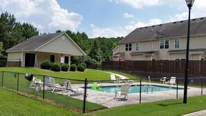 Un quartier résidentiel doté d’une piscine, d’une cour clôturée et de maisons.