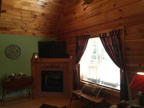 Smart-tv, een open haard en boeken