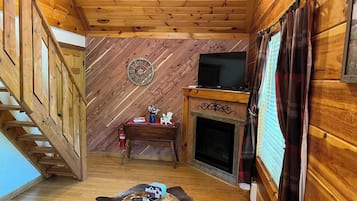 Smart TV, chimenea y libros