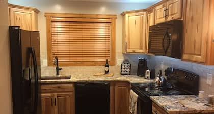 Cowboy Condo: Kahden makuuhuoneen keskusta Whitefish Condo Valmiit yläpäätä