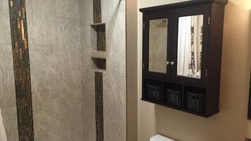 Badekar, hårtørrer, håndklæder