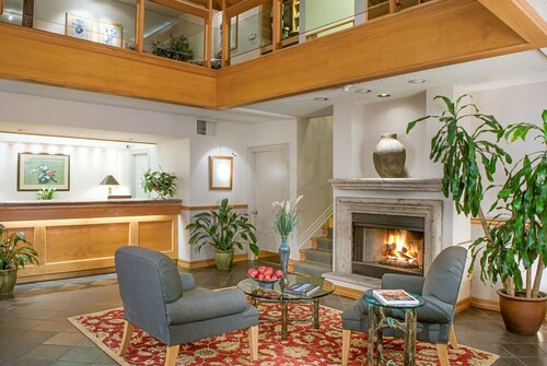 Quiet, pet-friendly DTC Retreat with Workspace