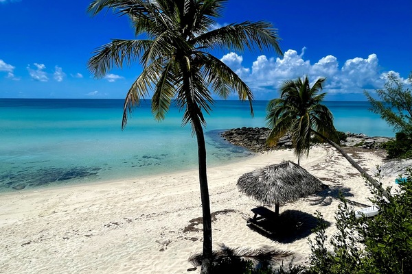 Beach nearby, sun loungers, beach towels